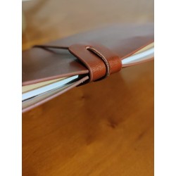 Carnet de voyage en cuir marron foncé