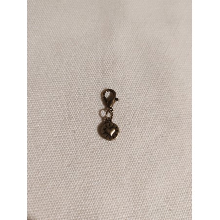 Breloque ronde avec un coeur